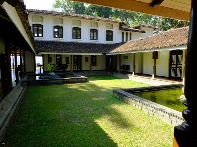 Mas Villa Courtyar