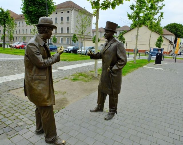 Two bronze gentlemen conversing on the street