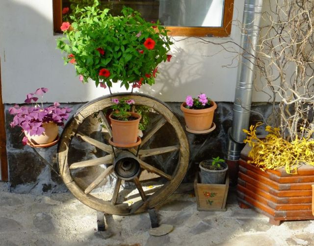 I liked the pedestals they had attached to the wooden wheel to sit their flower pots on