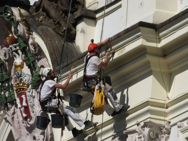 A close up look at the tethers and seats that hold the men!