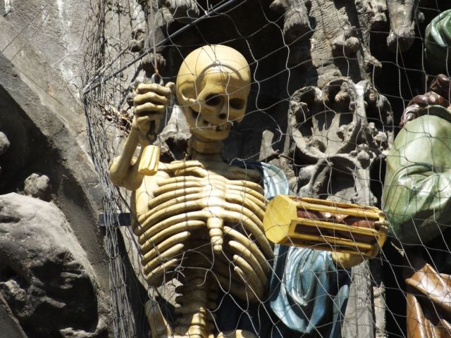 Creepy moving skeleton