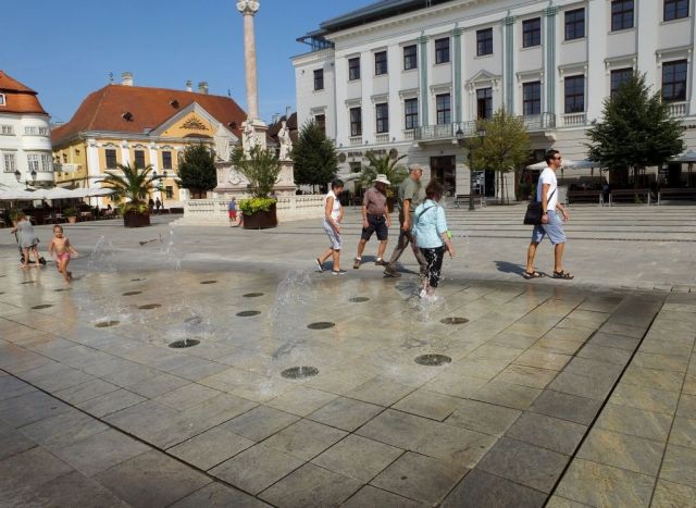 Most of the group took the chance of eluding random geysers, I walked around the water maze.